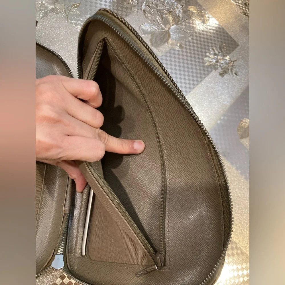 💯% Authentic Louis Vuitton crossbody - Picture 12 of 16